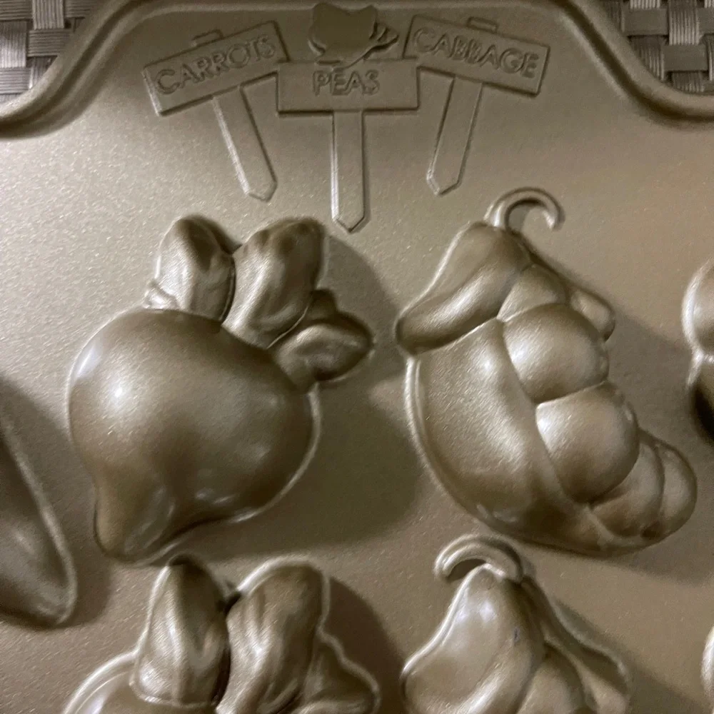 William Sonoma Garden Patch Plaque